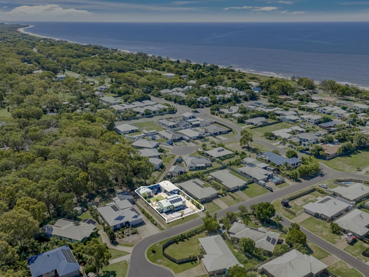 10 Cycad Court, MOORE PARK BEACH, Moore Park Beach - Thumbnail 2