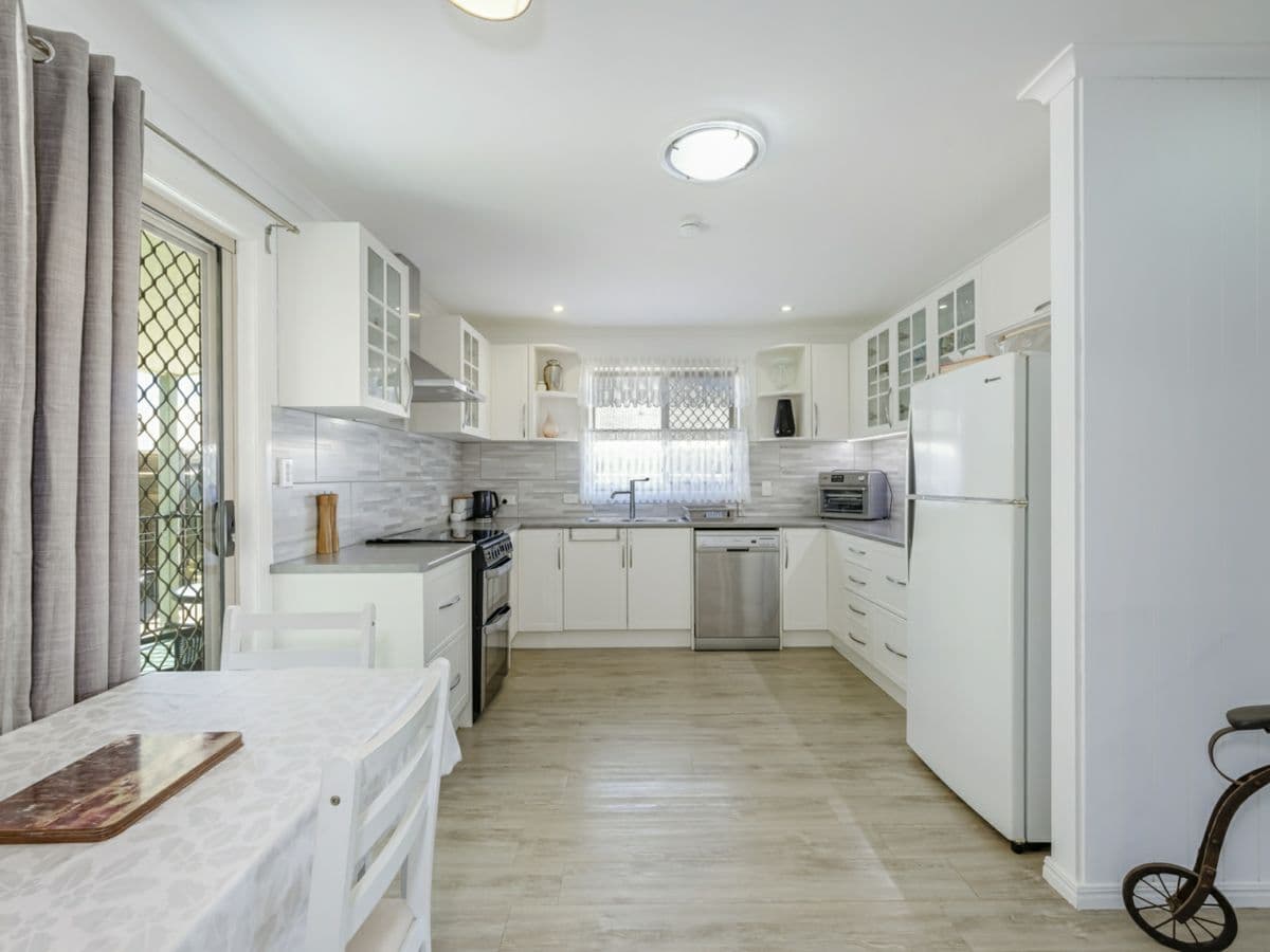 10 Cycad Court, MOORE PARK BEACH, Moore Park Beach - Thumbnail 3
