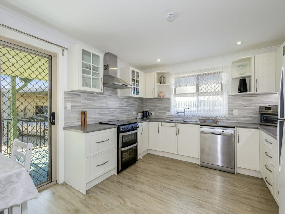 10 Cycad Court, MOORE PARK BEACH, Moore Park Beach - Thumbnail 4