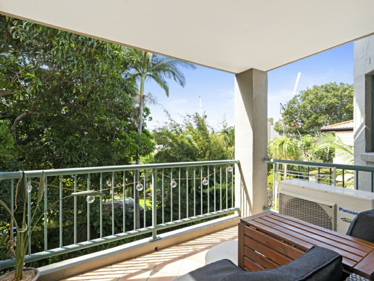 8/37 Meron Street, SOUTHPORT, Southport - Thumbnail 4