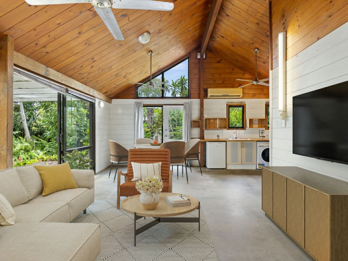 5 Hibiscus Lane, HOLLOWAYS BEACH, Holloways Beach - Thumbnail 2