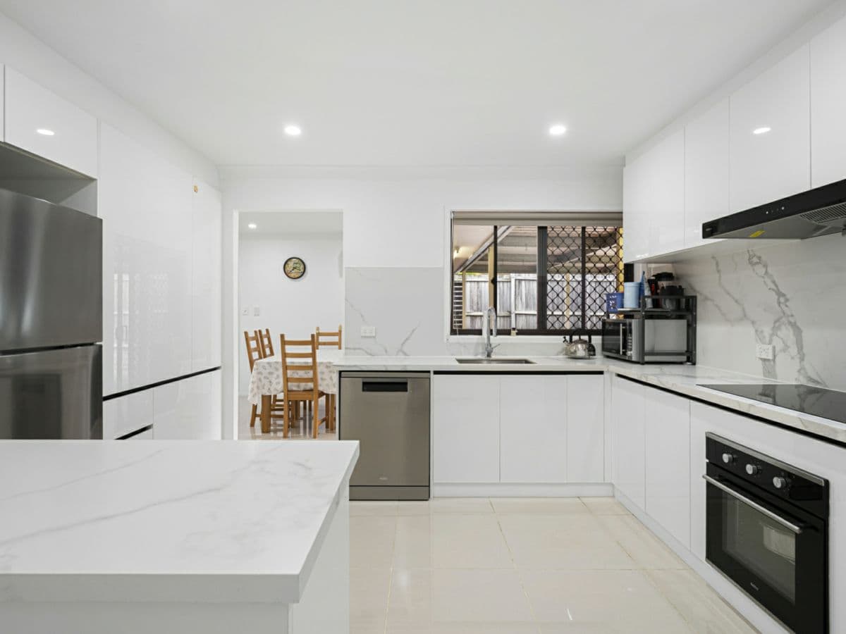 8 Helmet Court, HILLCREST, Hillcrest - Thumbnail 2