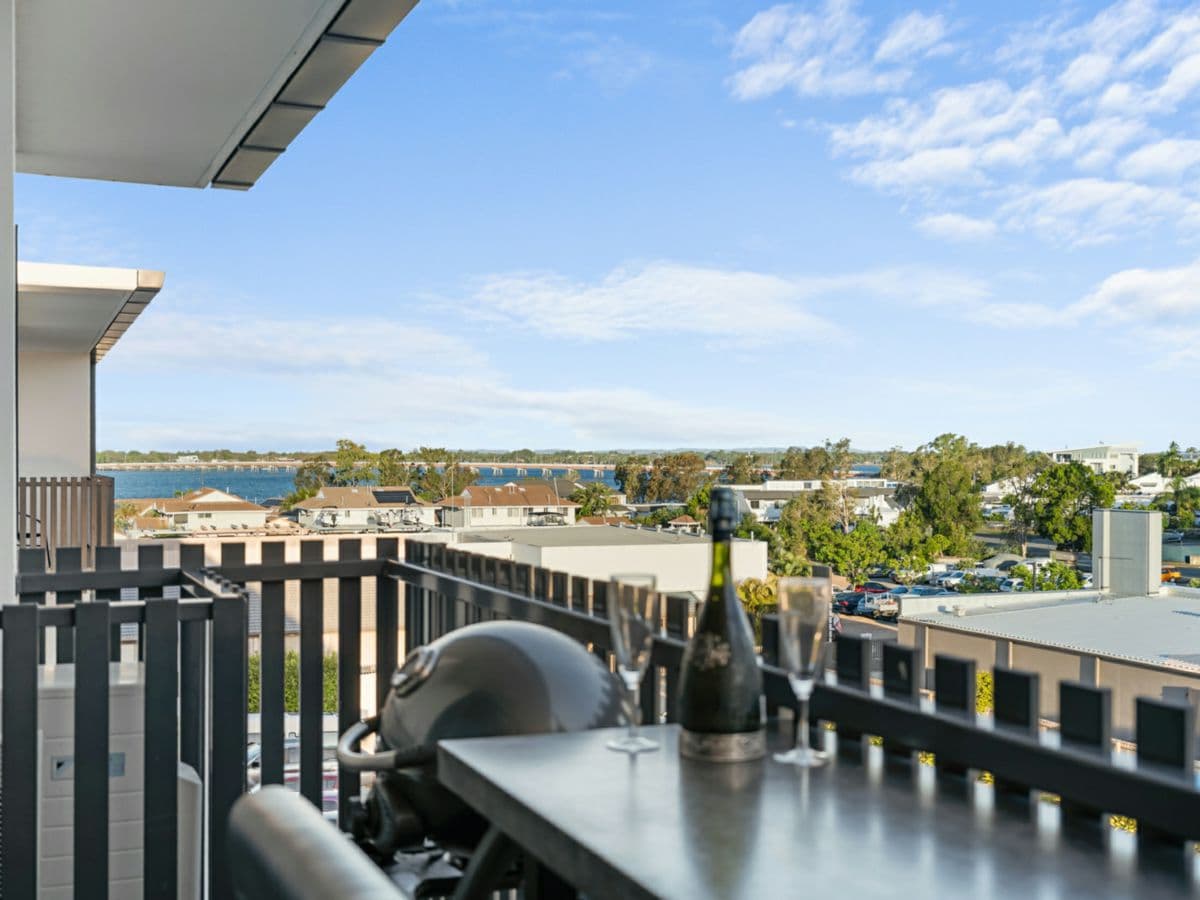 127/3-5 Spinnaker Drive, SANDSTONE POINT, Sandstone Point - Image 1