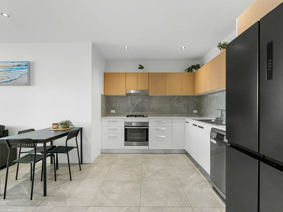 127/3-5 Spinnaker Drive, SANDSTONE POINT, Sandstone Point - Thumbnail 5