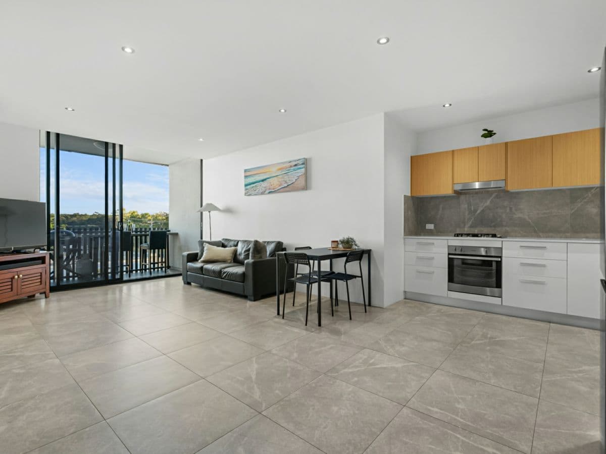 127/3-5 Spinnaker Drive, SANDSTONE POINT, Sandstone Point - Thumbnail 6