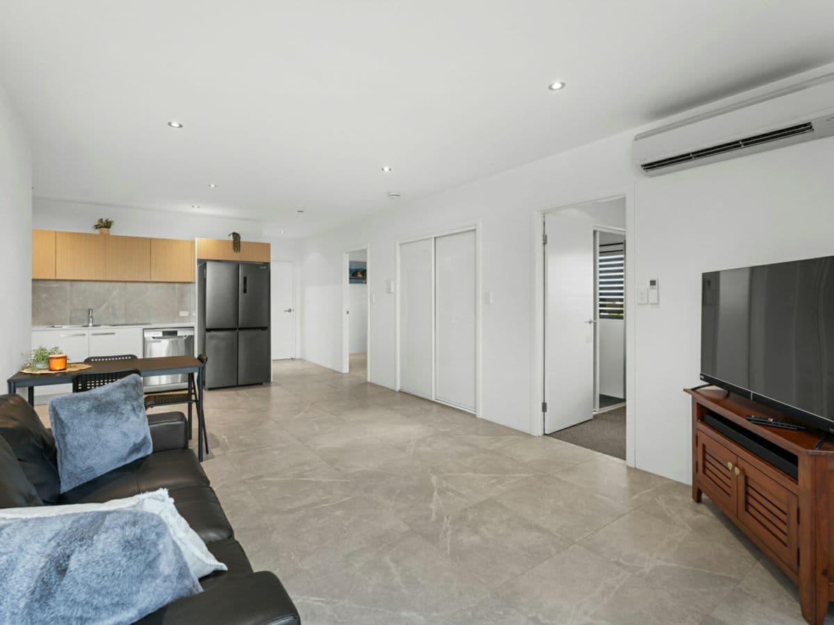 127/3-5 Spinnaker Drive, SANDSTONE POINT, Sandstone Point - Thumbnail 7