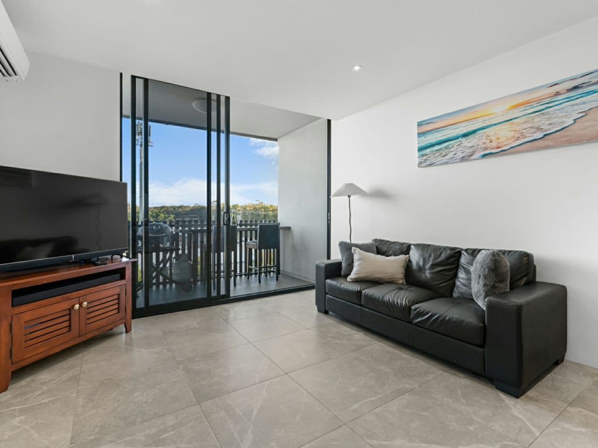 127/3-5 Spinnaker Drive, SANDSTONE POINT, Sandstone Point - Thumbnail 8