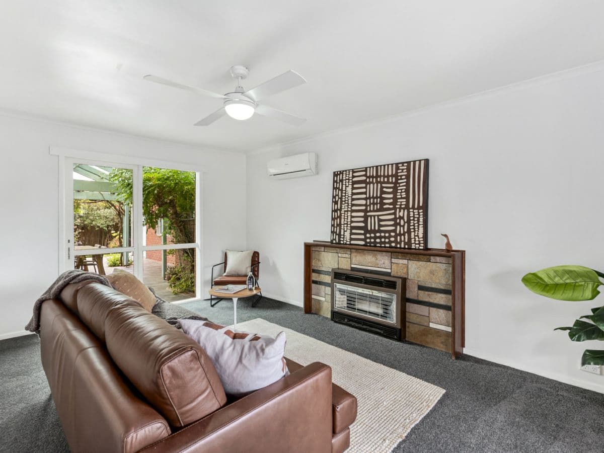36 Hereford Drive, BELMONT, Belmont - Thumbnail 3