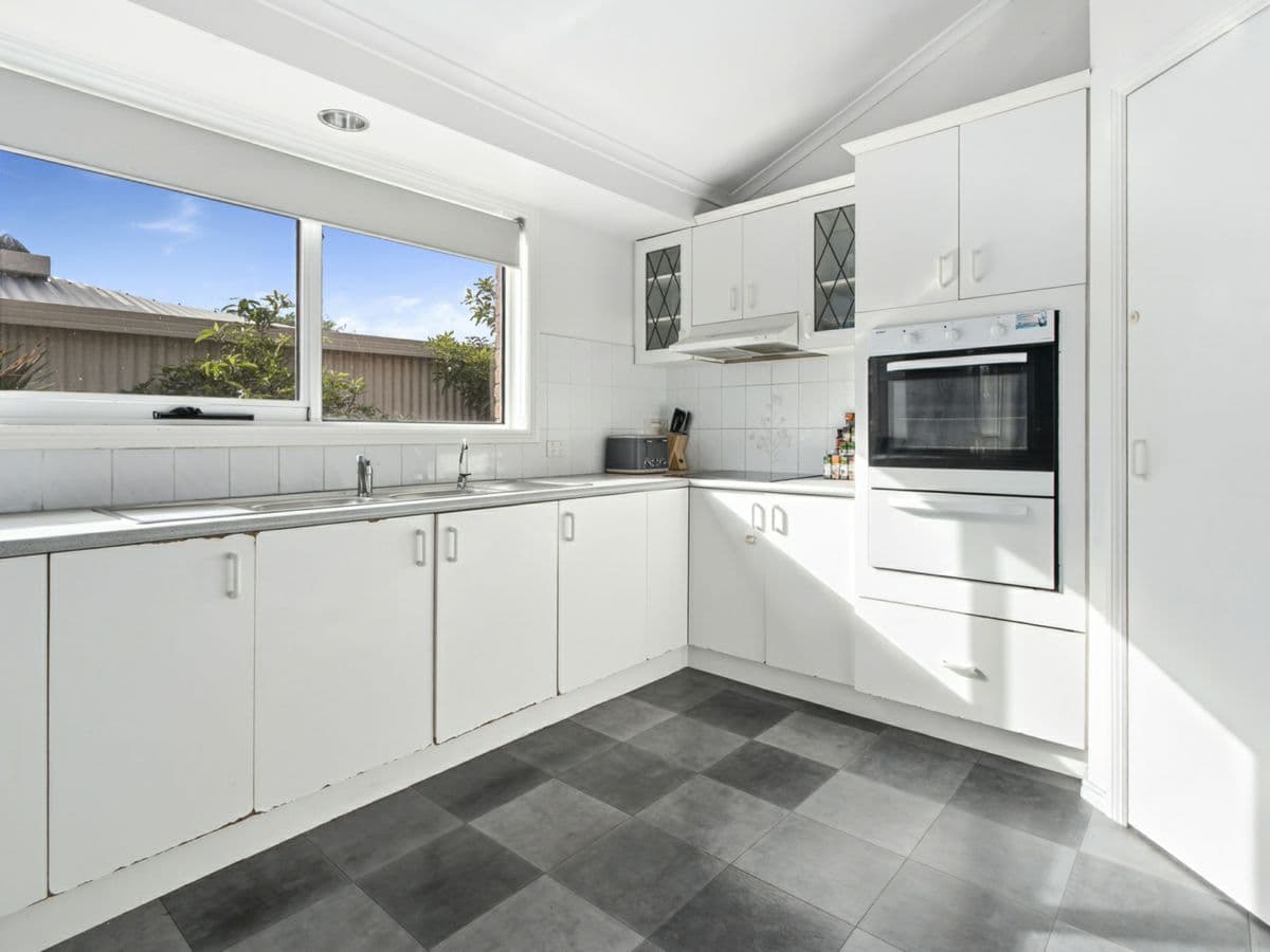 15 Hastie Avenue, BELL PARK, Bell Park - Thumbnail 3
