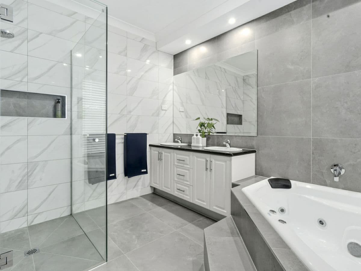 7 Mia Court, BELL PARK, Bell Park - Thumbnail 7