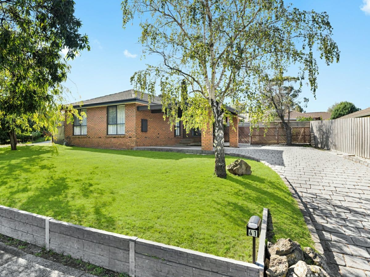 41 Collins Crescent, BERWICK, Berwick - Image 1