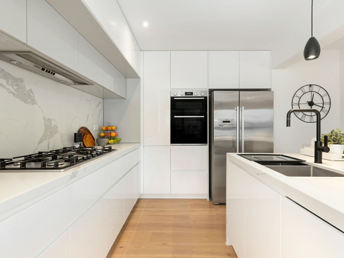 17 Monash Crescent, CLAYTON SOUTH, Clayton South - Thumbnail 4