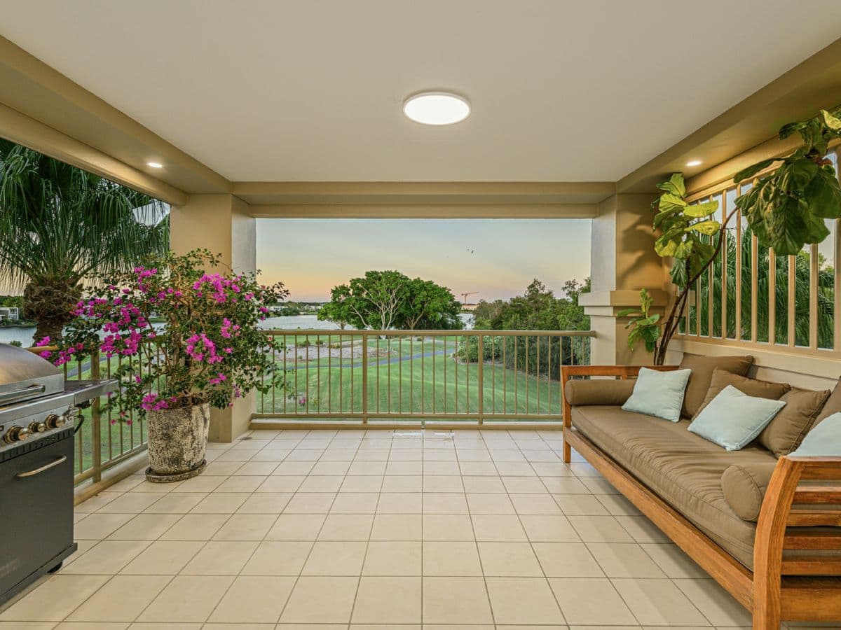 8433 Magnolia Drive East, HOPE ISLAND, Hope Island - Image 1
