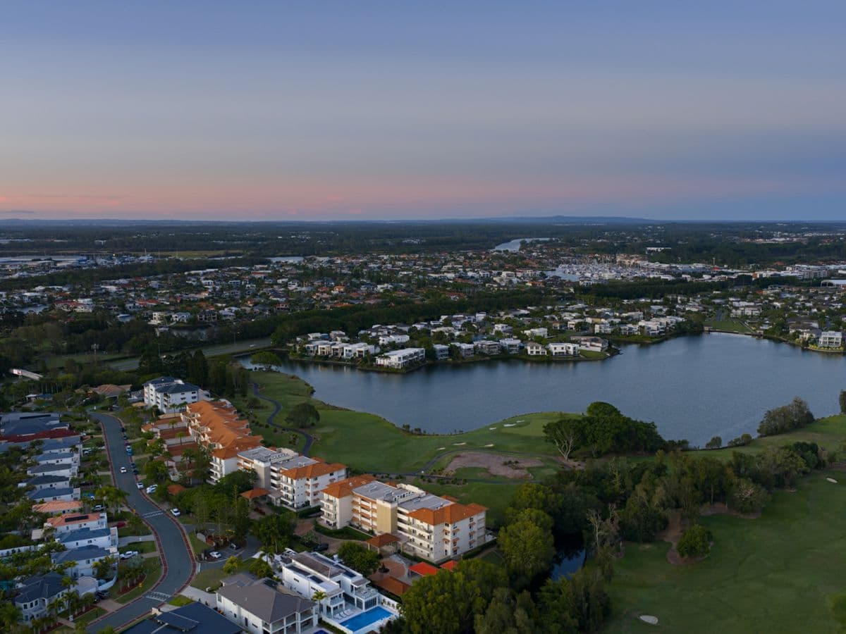 8433 Magnolia Drive East, HOPE ISLAND, Hope Island - Thumbnail 2