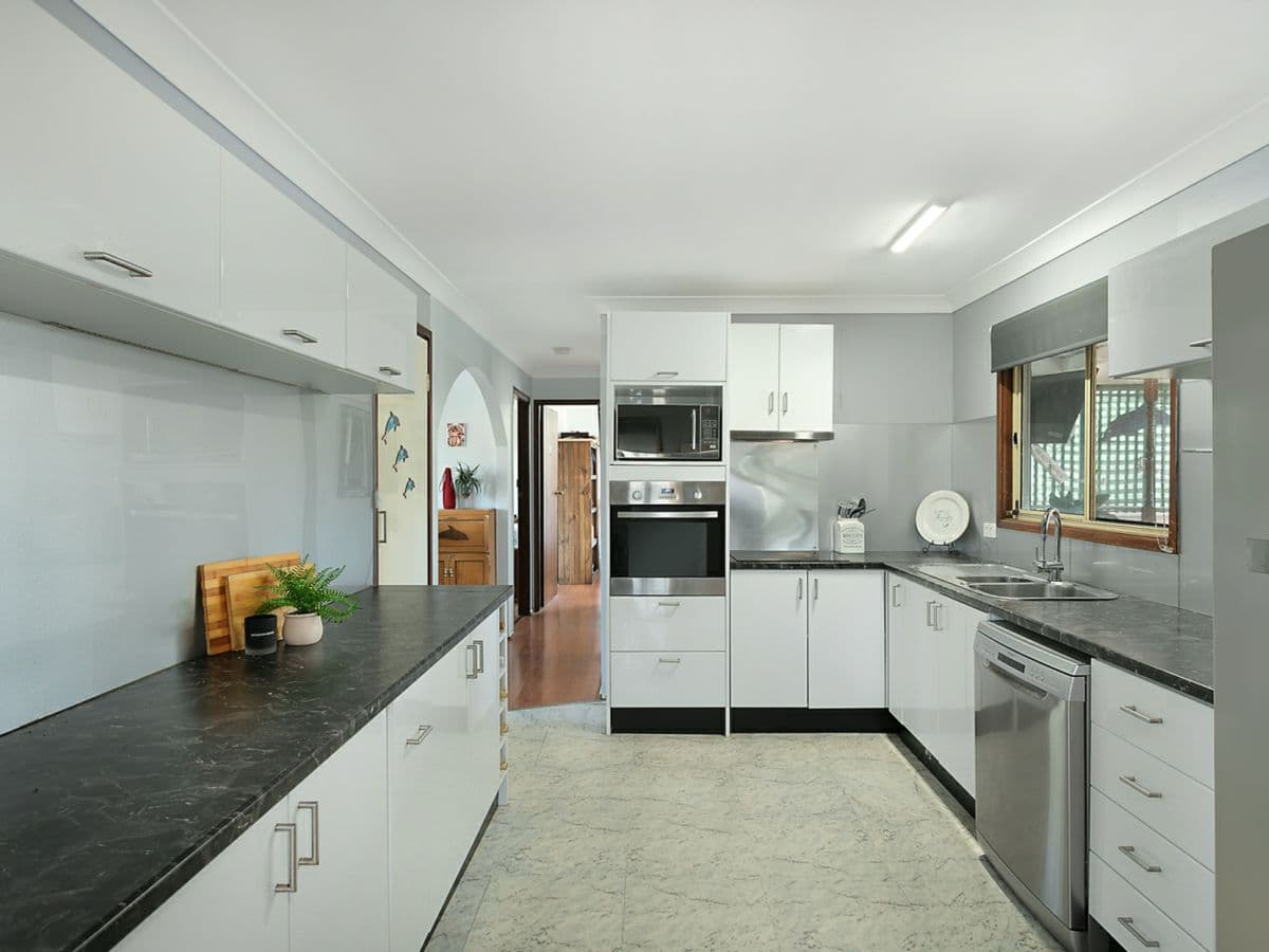 8 Campbell Parade, MANNERING PARK, Mannering Park - Thumbnail 6
