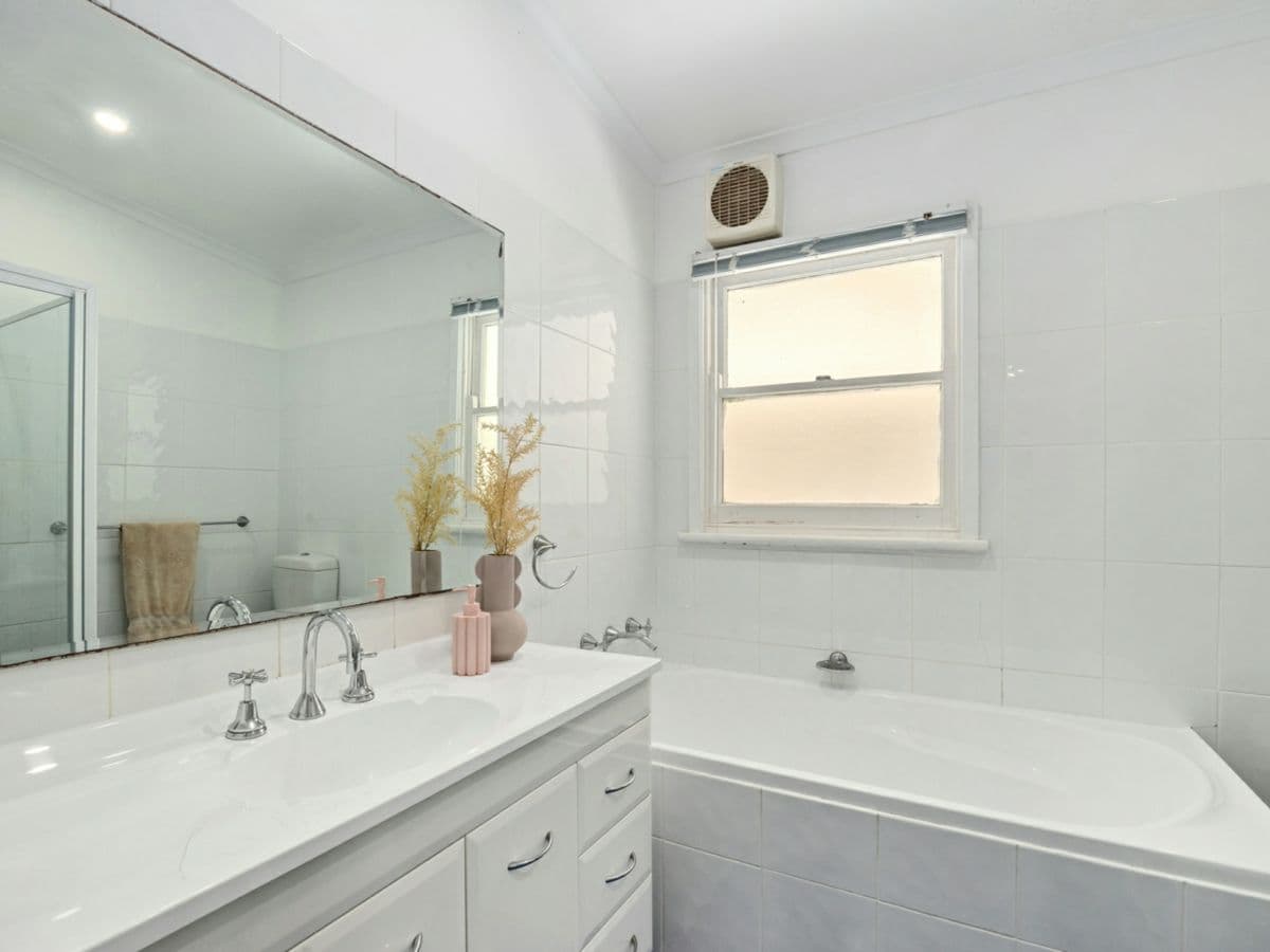 14 & 14a Fran Avenue, BERKELEY VALE, Berkeley Vale - Thumbnail 5