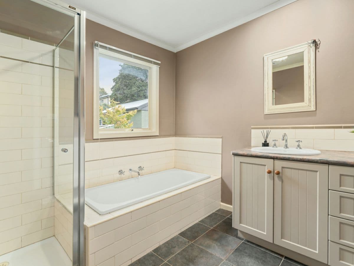 18 Alford Avenue, MOOROOLBARK, Mooroolbark - Thumbnail 6