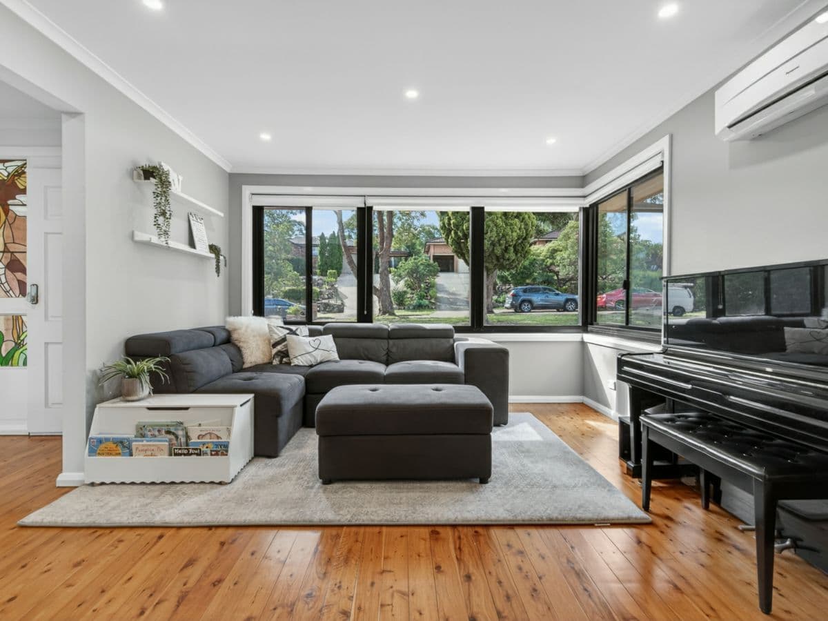 17 Sanders Crescent, KINGS LANGLEY, Kings Langley - Thumbnail 2
