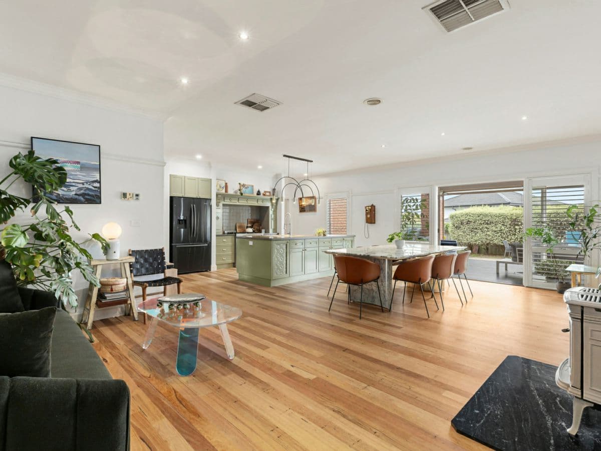 8 Waterview Drive, MOUNT MARTHA, Mount Martha - Thumbnail 2