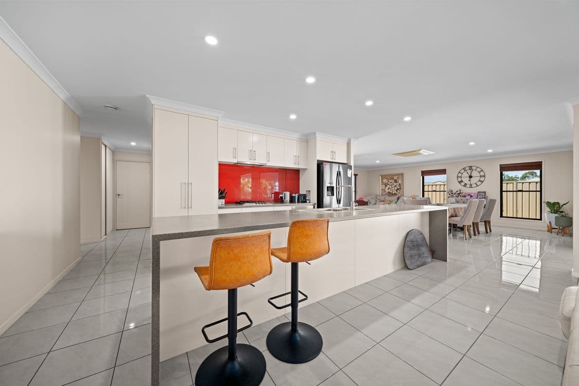 2 Chandon Court, EMERALD QLD 4720, Emerald - Thumbnail 5