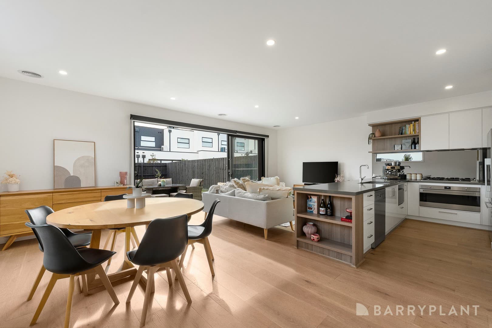 18 Savoy Grove, Cranbourne North, VIC 3977, Cranbourne North - Thumbnail 2