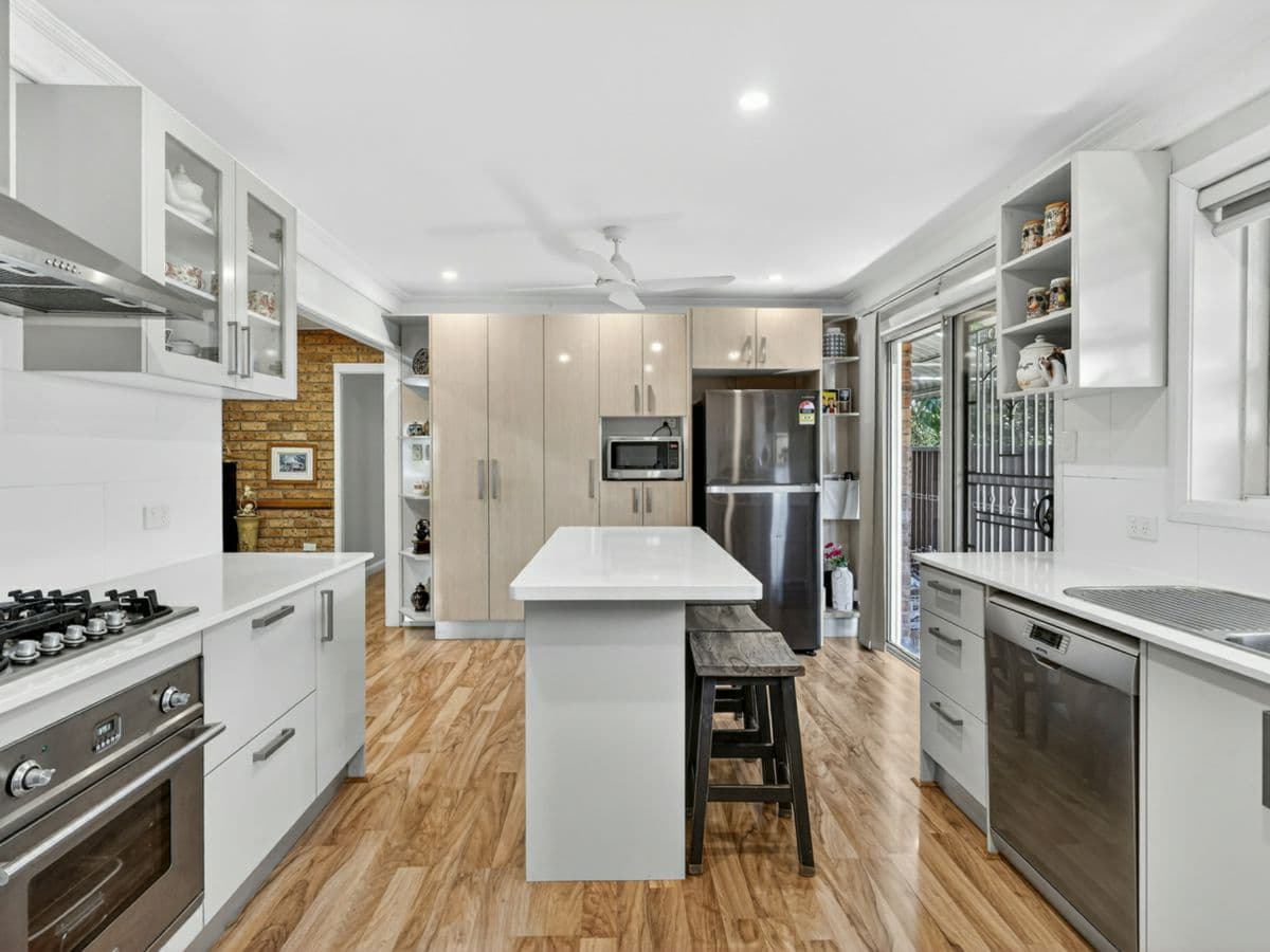 83 Joseph Banks Drive, KINGS LANGLEY, Kings Langley - Thumbnail 3