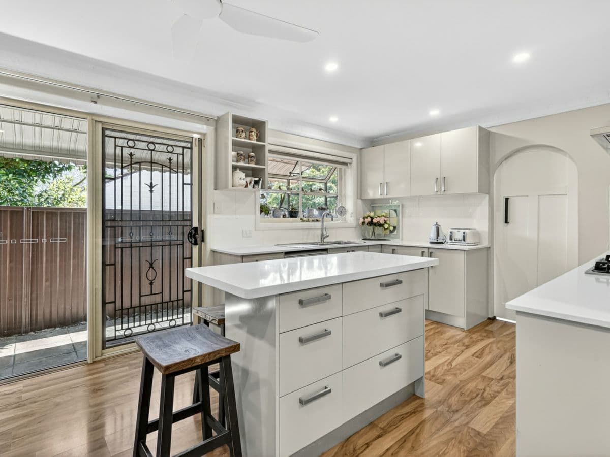 83 Joseph Banks Drive, KINGS LANGLEY, Kings Langley - Thumbnail 4
