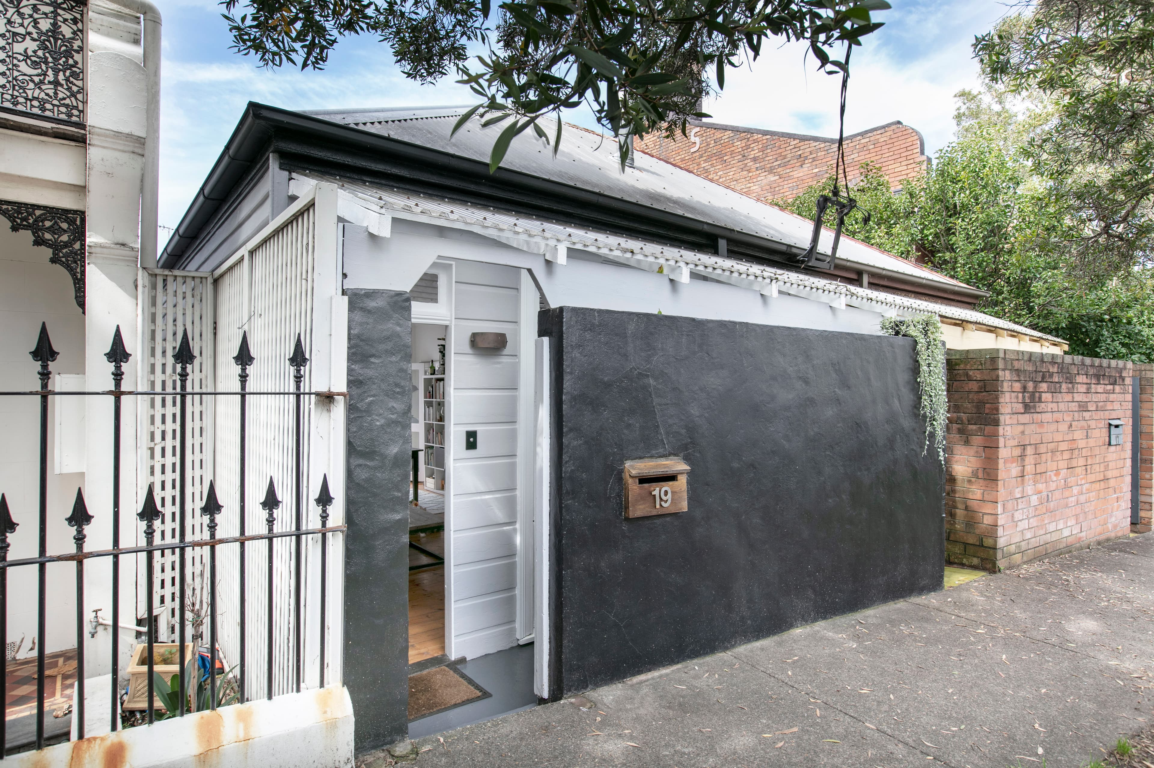 19 Dock Road, Birchgrove - Image 1