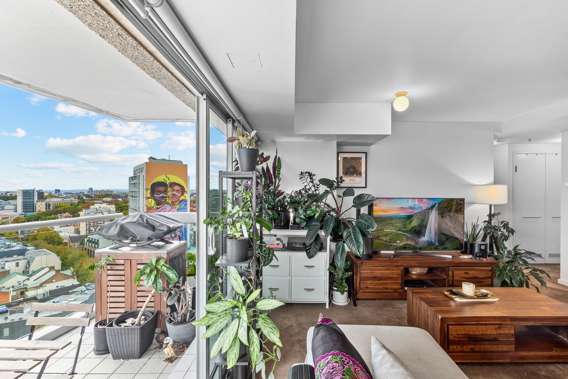 Just a moment..., Potts Point - Image 1