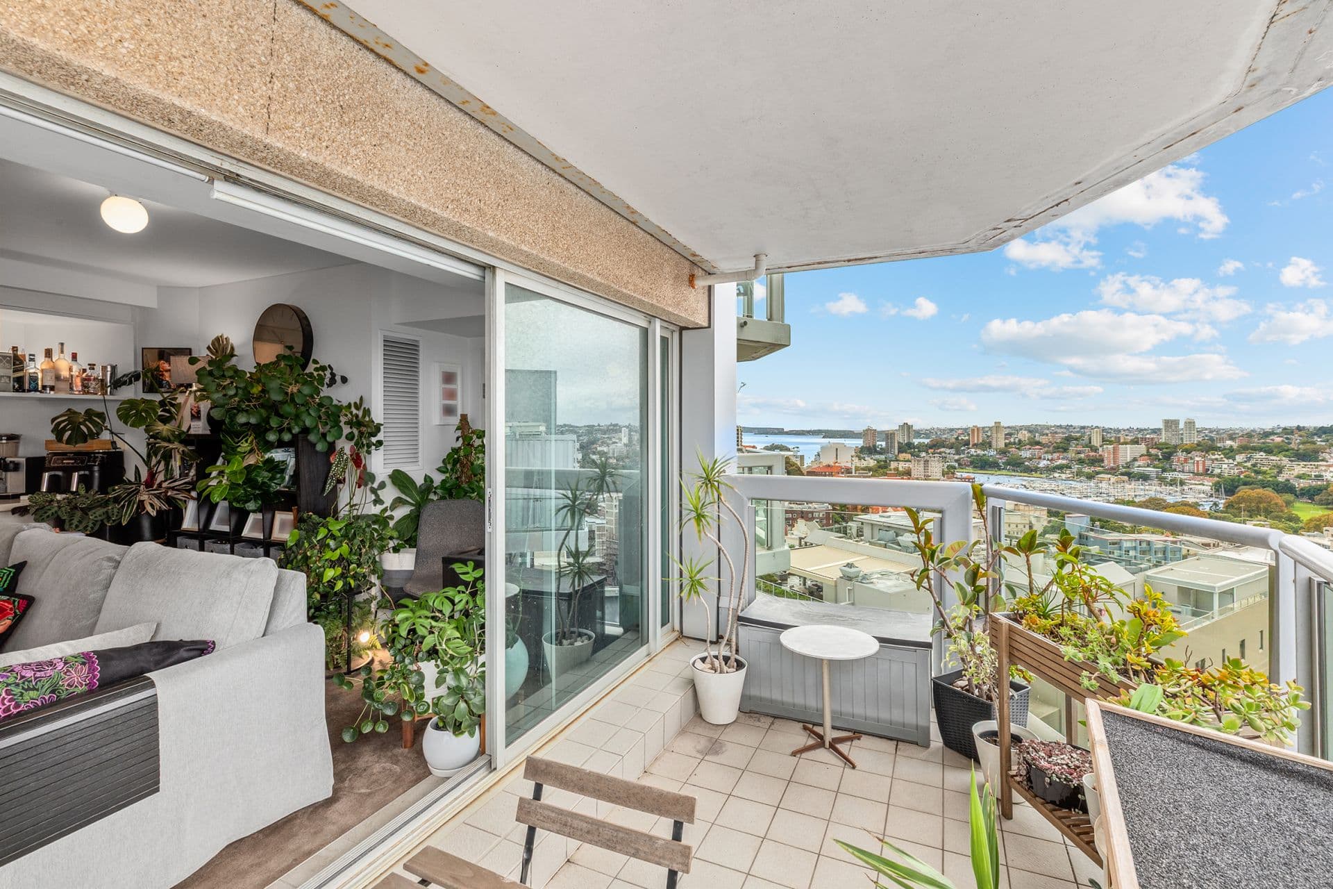 Just a moment..., Potts Point - Thumbnail 3