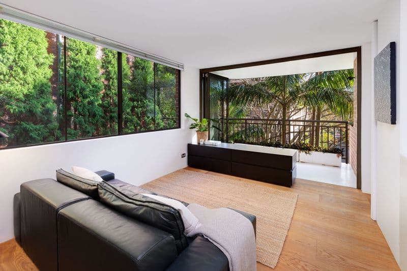 Just a moment..., Potts Point - Thumbnail 2