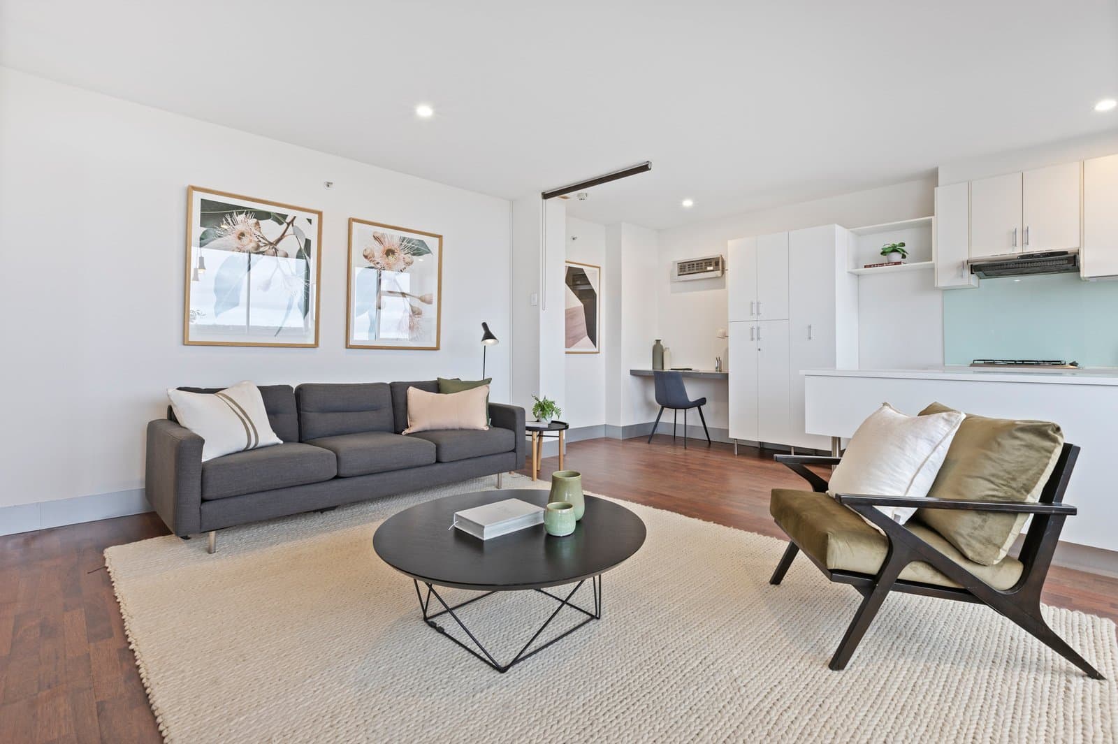 8E/12 Marine Parade, St Kilda, St Kilda - Thumbnail 2