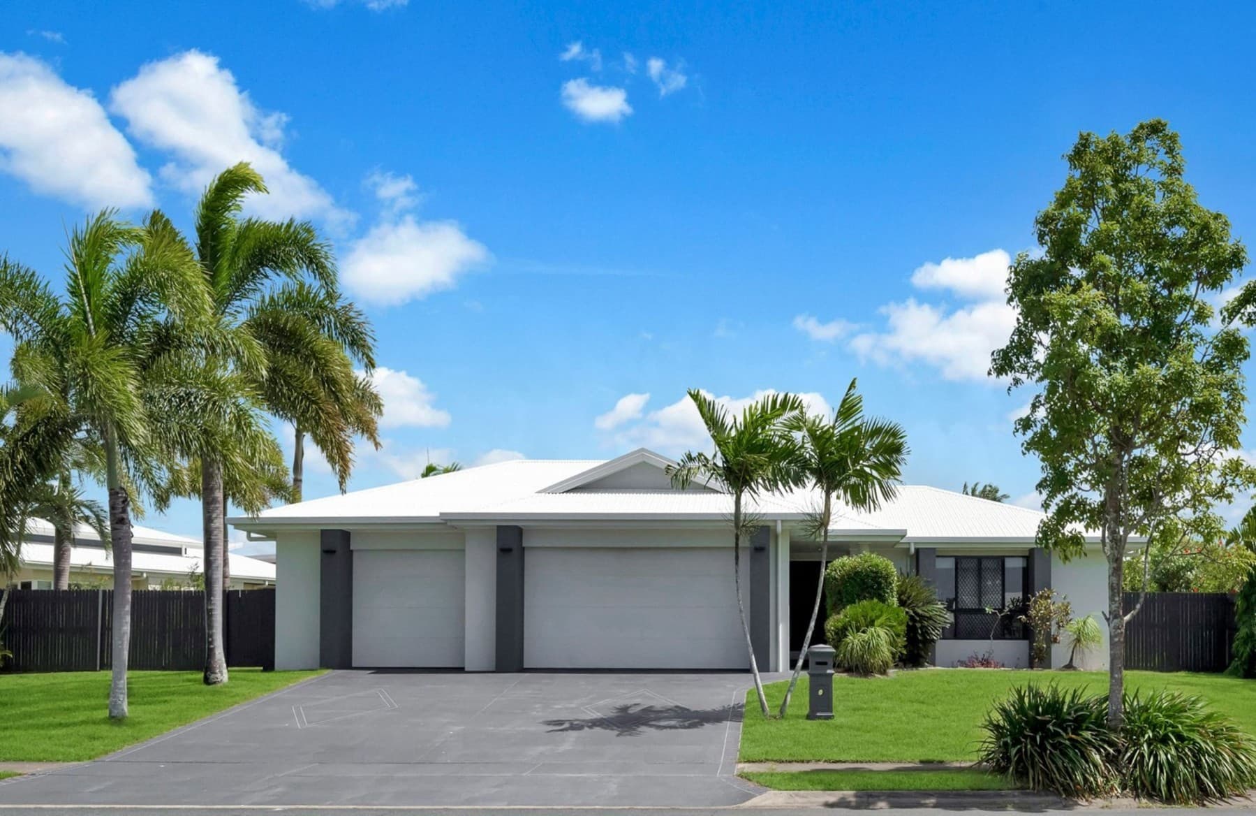 11 Royal Boulevard,
											GLENELLA, Glenella - Image 1