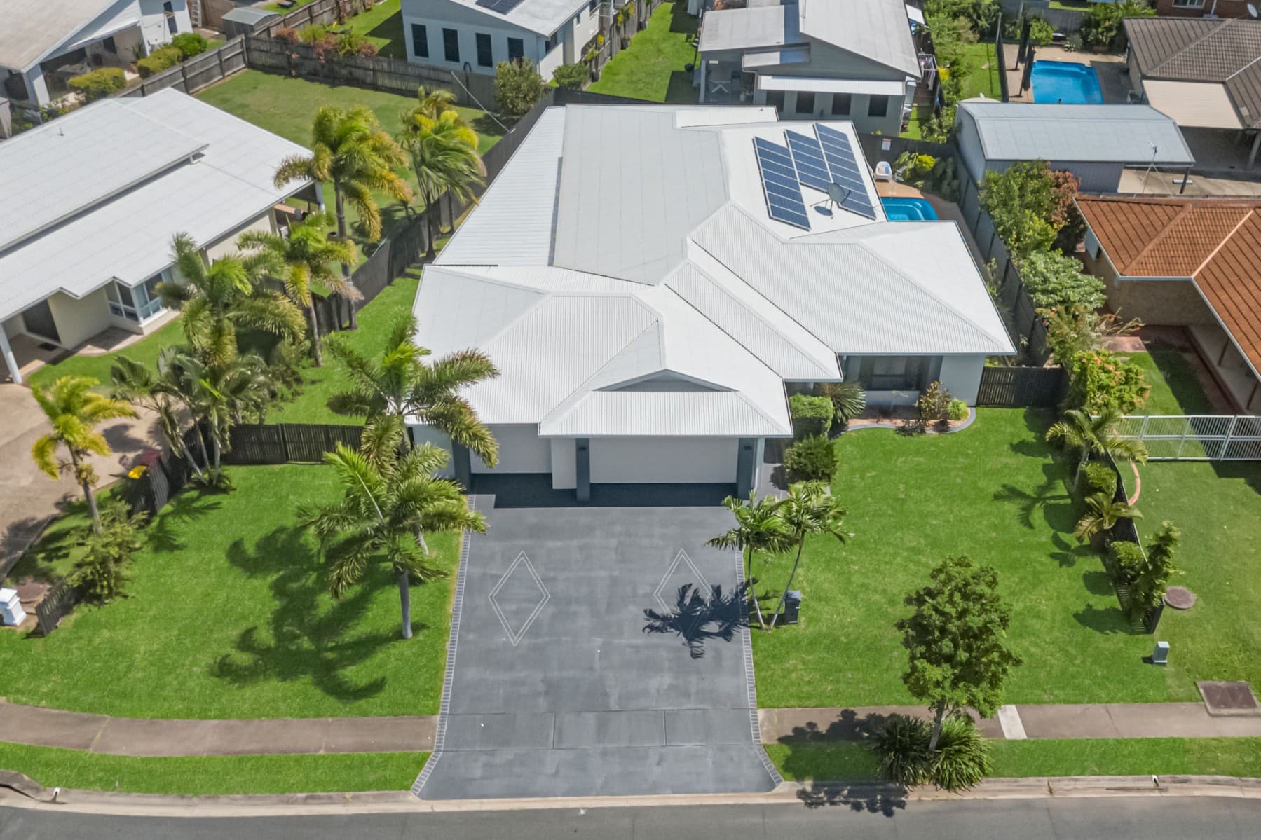 11 Royal Boulevard,
											GLENELLA, Glenella - Thumbnail 2