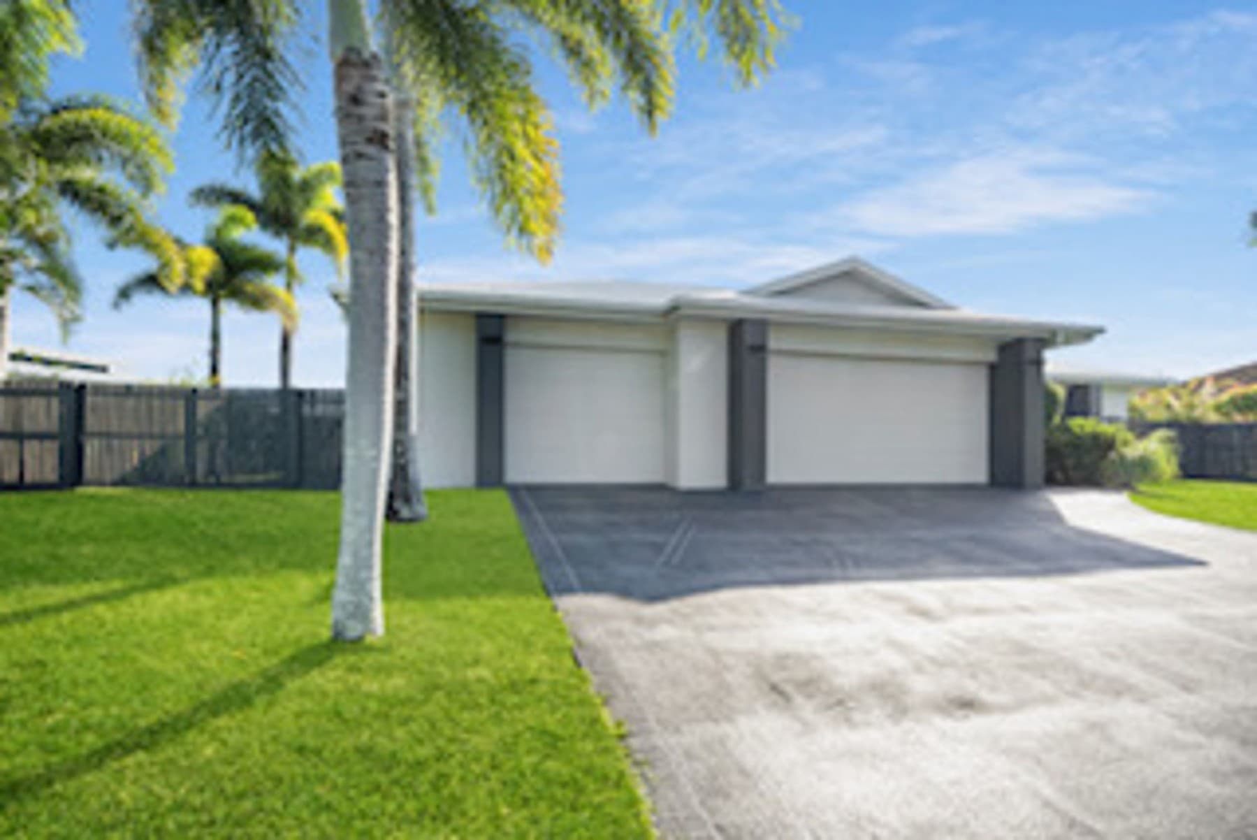 11 Royal Boulevard,
											GLENELLA, Glenella - Thumbnail 3