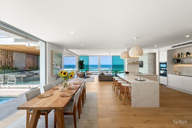 16 Tropicana Rise, Castaways Beach - Image 1