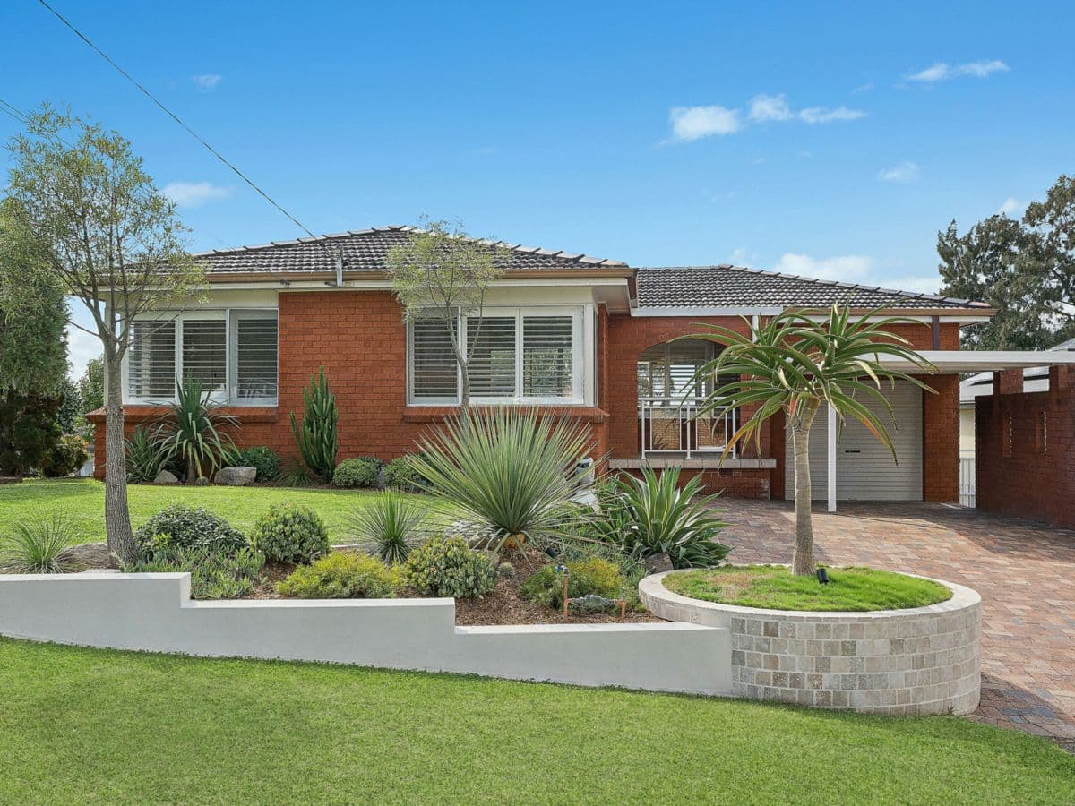 4 Dumbarton Place, ENGADINE, Engadine - Image 1