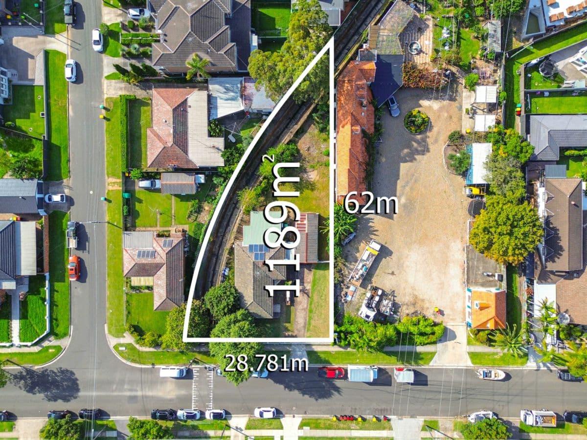 31 Chiswick Road, GREENACRE, Greenacre - Thumbnail 2