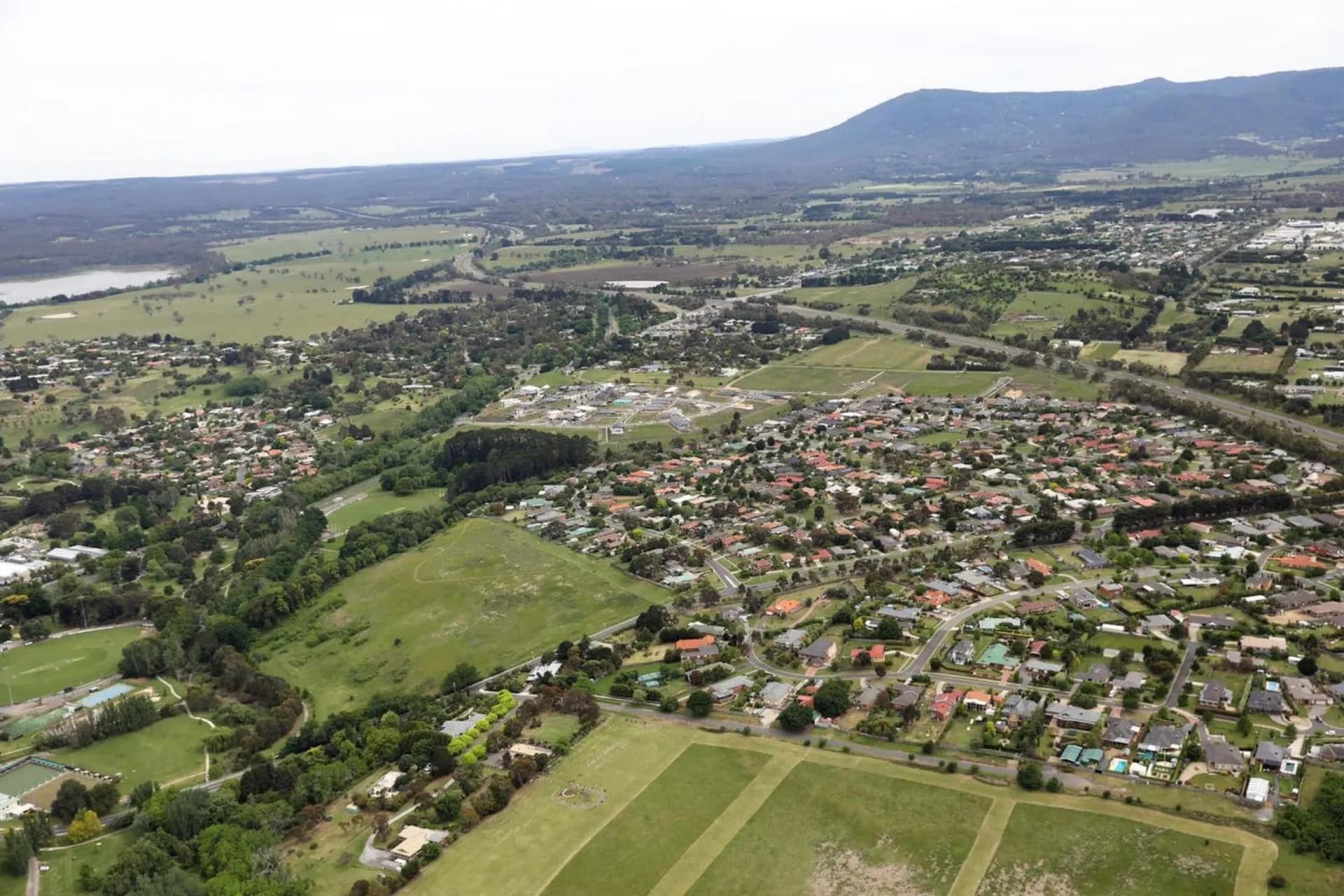 18 Kilmore Road, Gisborne, VIC, Gisborne - Thumbnail 2