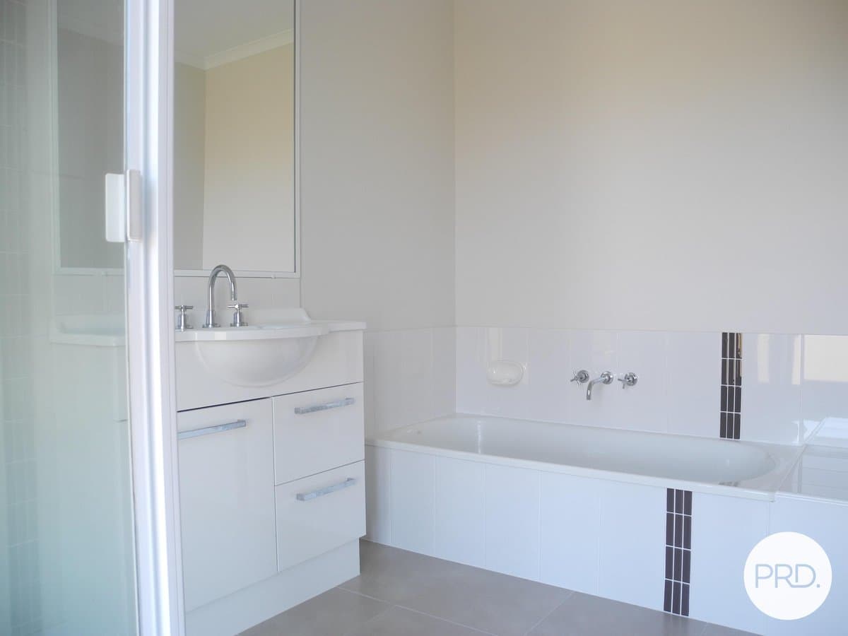 2/10 Arthur Street, BOYNE ISLAND QLD 4680, Boyne Island Property Image - Thumbnail 8