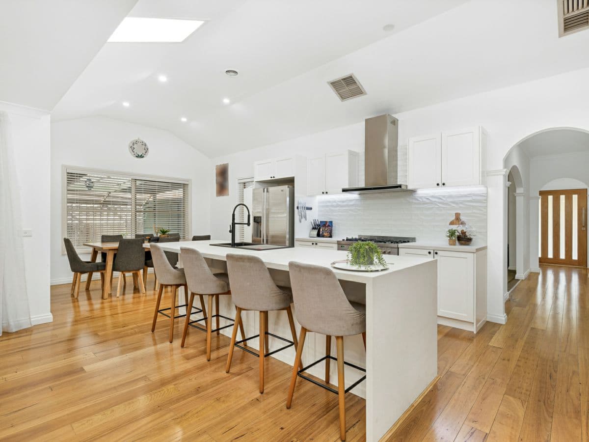 10 Jagger Circuit, CRANBOURNE EAST, Cranbourne East - Thumbnail 2