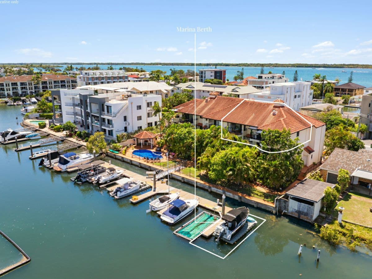 11/12 Canal Avenue, RUNAWAY BAY, Runaway Bay - Image 1