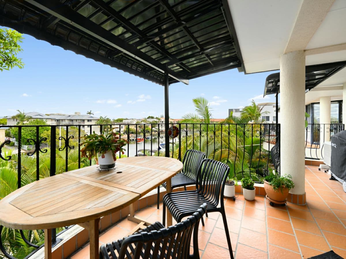 11/12 Canal Avenue, RUNAWAY BAY, Runaway Bay - Thumbnail 2