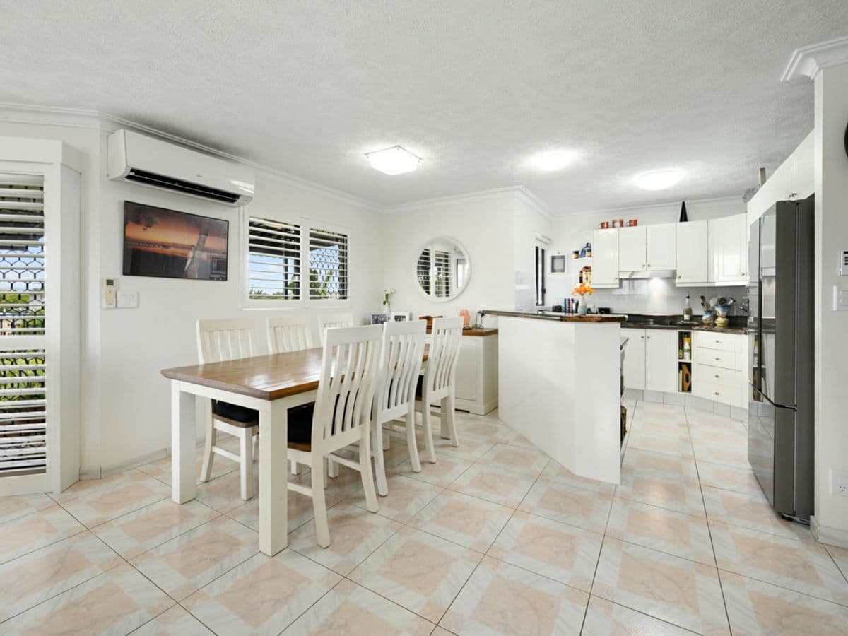11/12 Canal Avenue, RUNAWAY BAY, Runaway Bay - Thumbnail 3