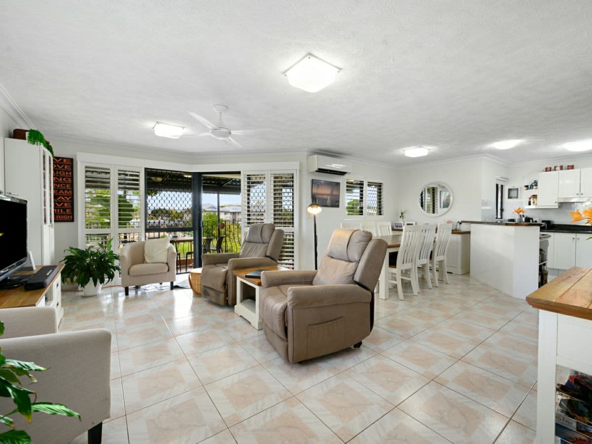 11/12 Canal Avenue, RUNAWAY BAY, Runaway Bay - Thumbnail 4