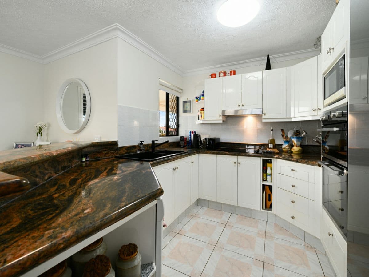 11/12 Canal Avenue, RUNAWAY BAY, Runaway Bay - Thumbnail 8