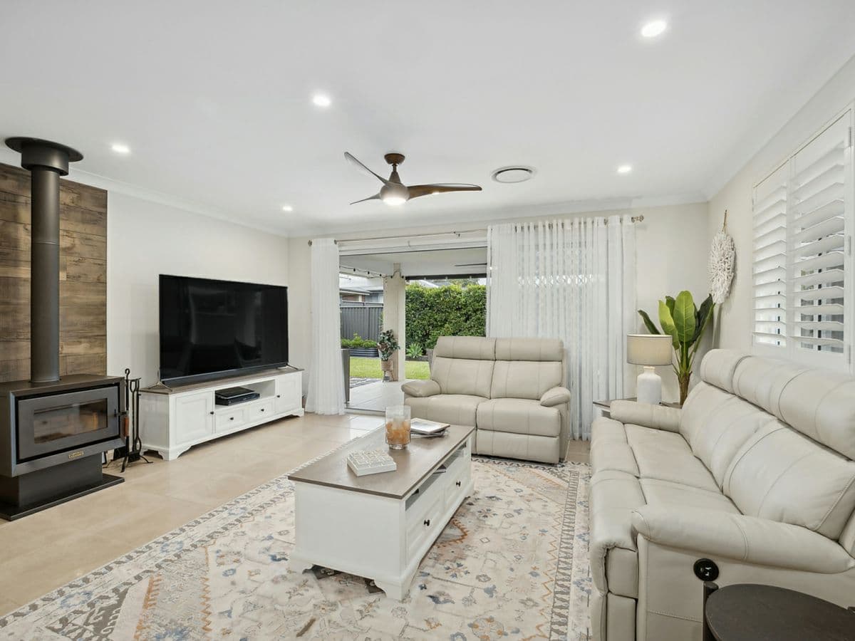 22 Loretto Way, HAMLYN TERRACE, Hamlyn Terrace - Thumbnail 3