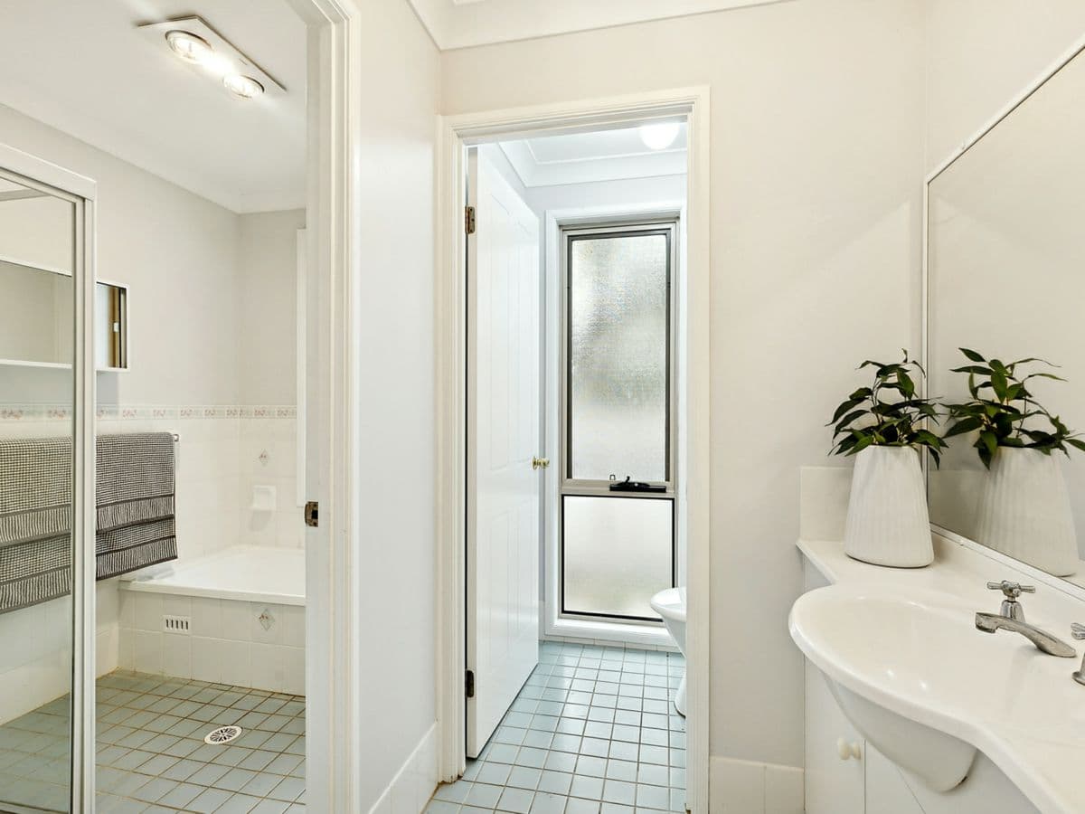 33 Manooka Road, POINT CLARE, Point Clare - Thumbnail 4