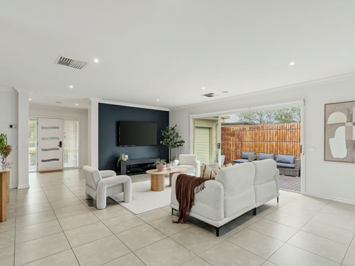 7 Pepperbush Crescent, LANGWARRIN, Langwarrin - Thumbnail 2