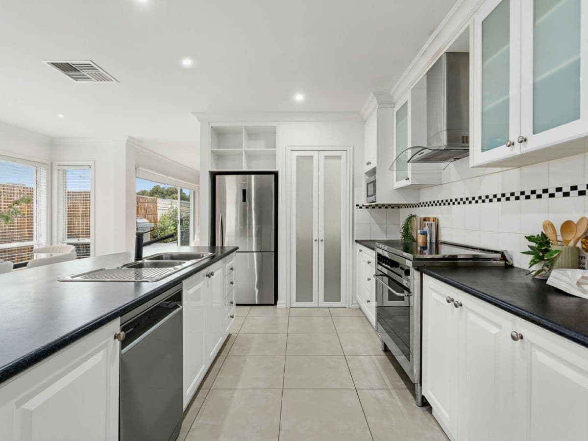 7 Pepperbush Crescent, LANGWARRIN, Langwarrin - Thumbnail 4